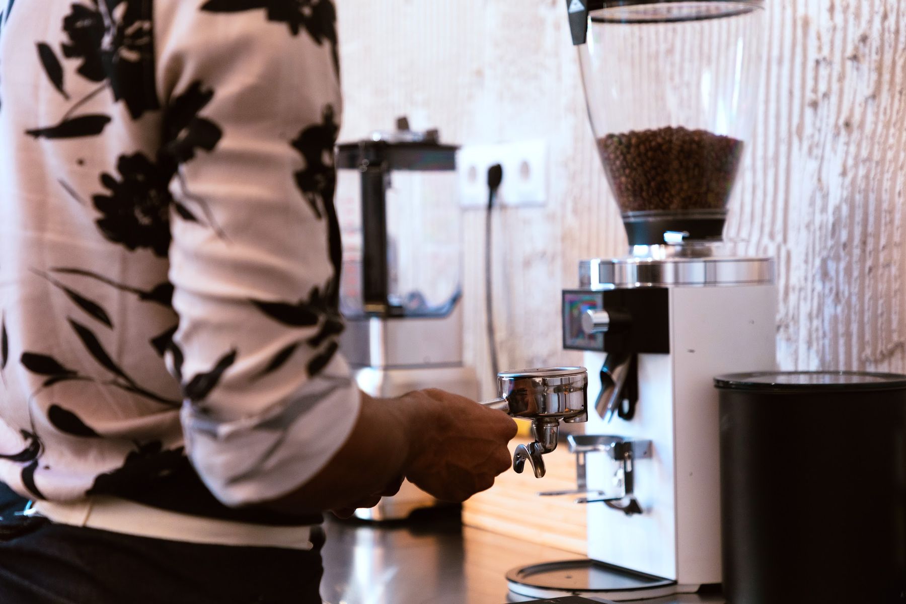 Barista preparando un espresso