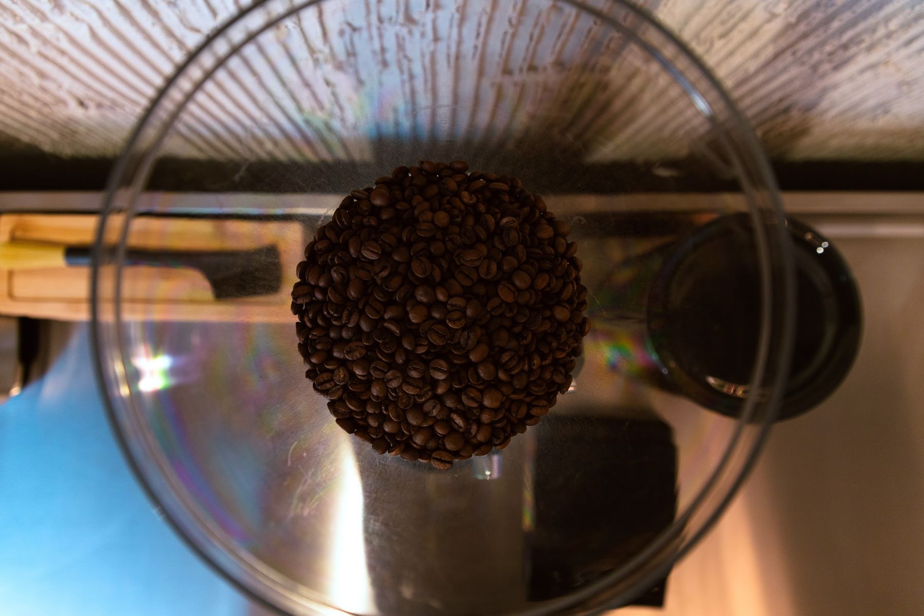 Café en grano en el molino
